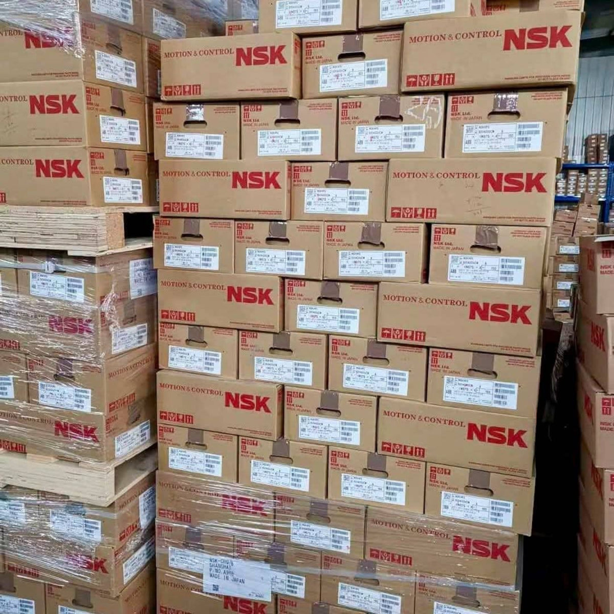 BANQIU Cambodia Co.,Ltd. 供应的 NSK 6201 和 6301 高性能工业轴承纸箱堆叠展示