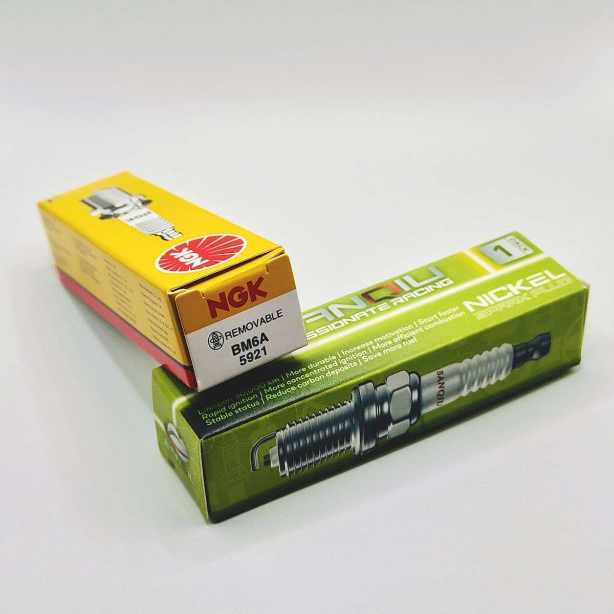 BANQIU Cambodia Co.,Ltd. 提供的高性能 BM6A 火花塞，适用于 TU26、5200 和 4500 二冲程发动机，包装盒展示