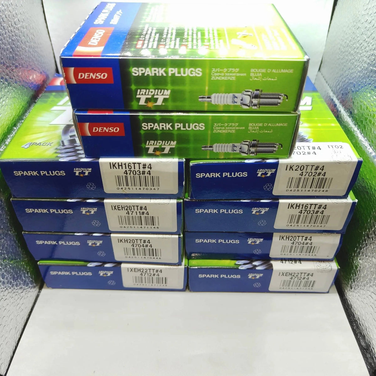 BANQIU Cambodia Co.,Ltd. 出售的 DENSO Iridium TT 高性能汽车火花塞包装盒，展示多种型号
